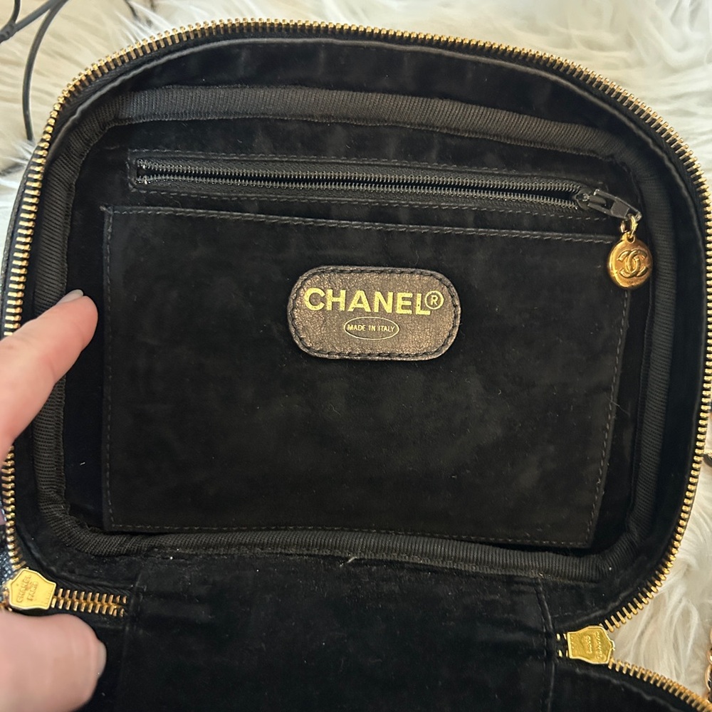 CHANEL Vanity Bag in Black Caviar Leather with Gold Hardware crossbody shoulder - Picture 4 of 11